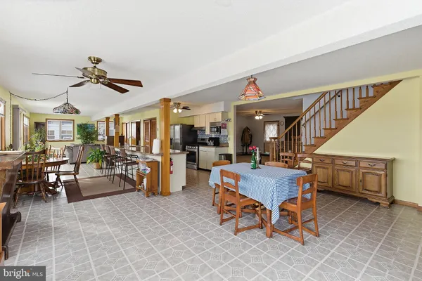 a room with lots of furniture and lots of furniture