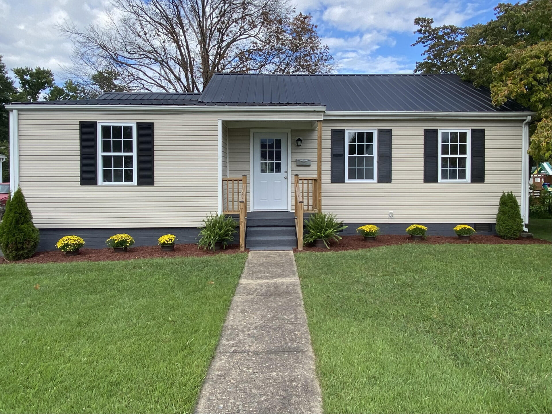 1552 Kings Road Kingsport, TN 37664 - Photo 1 of 24 1552KingsRd_35403_1