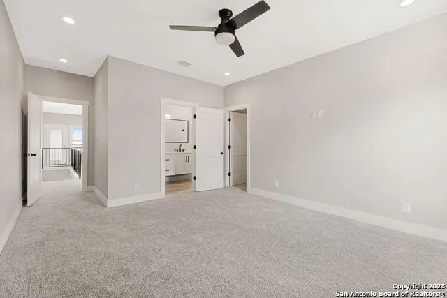 a view of empty room with a ceiling fan