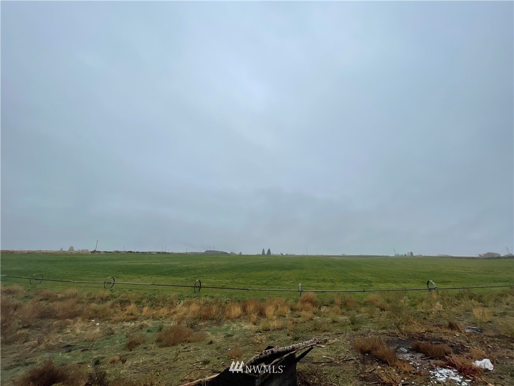 10 Greenleaves Road Omak, WA 98841 - Photo 1 of 3 a view of an ocean beach and mountain