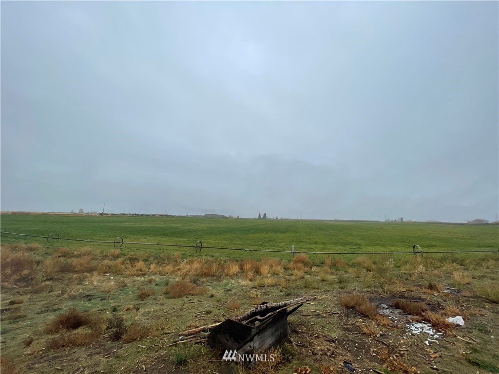 10 Greenleaves Road Omak, WA 98841 - Photo 2 of 3 a view of a ocean and beach
