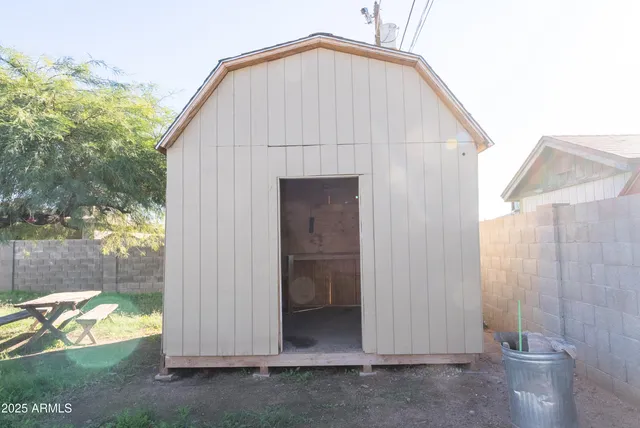 a view of a house with backyard