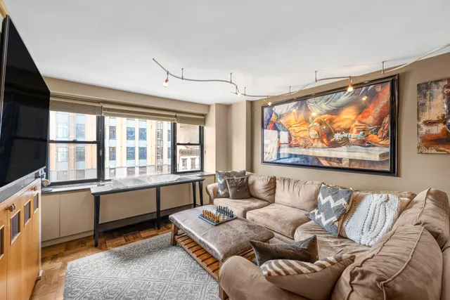 $1,295,000 | 196 East 75th Street, Unit 7C | Lenox Hill