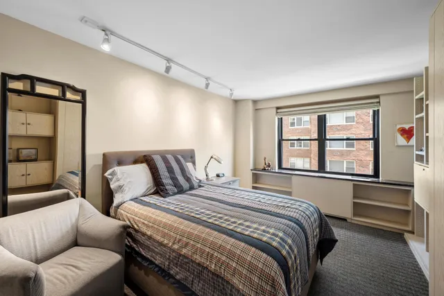 $1,295,000 | 196 East 75th Street, Unit 7C | Lenox Hill