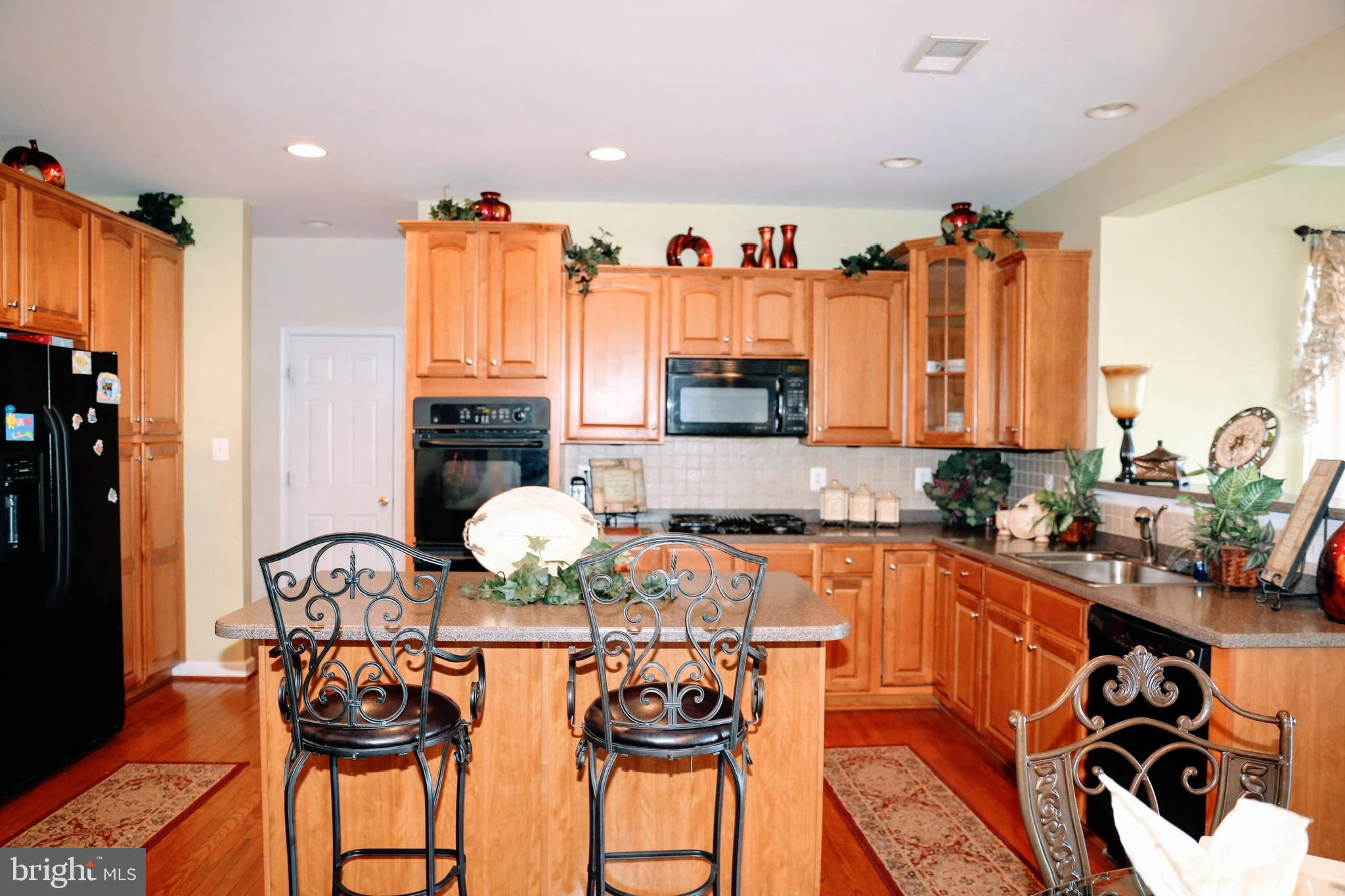 5501 Silver Maple Lane Fredericksburg, VA 22407 - Photo 32 of 37 Kitche island with decor