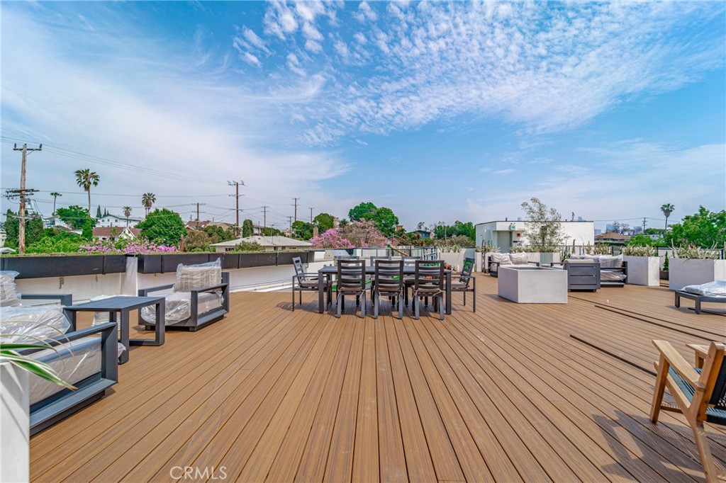2828 London Street, Unit 304 Los Angeles, CA 90026 - Photo 21 of 23 a outdoor view with a sitting space