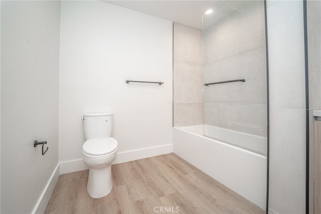 2828 London Street, Unit 304 Los Angeles, CA 90026 - Photo 10 of 23 a bathroom with a toilet a sink and a bathtub