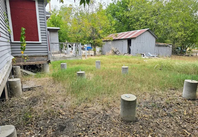 a view of a house with backyard and sitting area