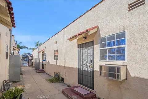 a view of backyard of the house