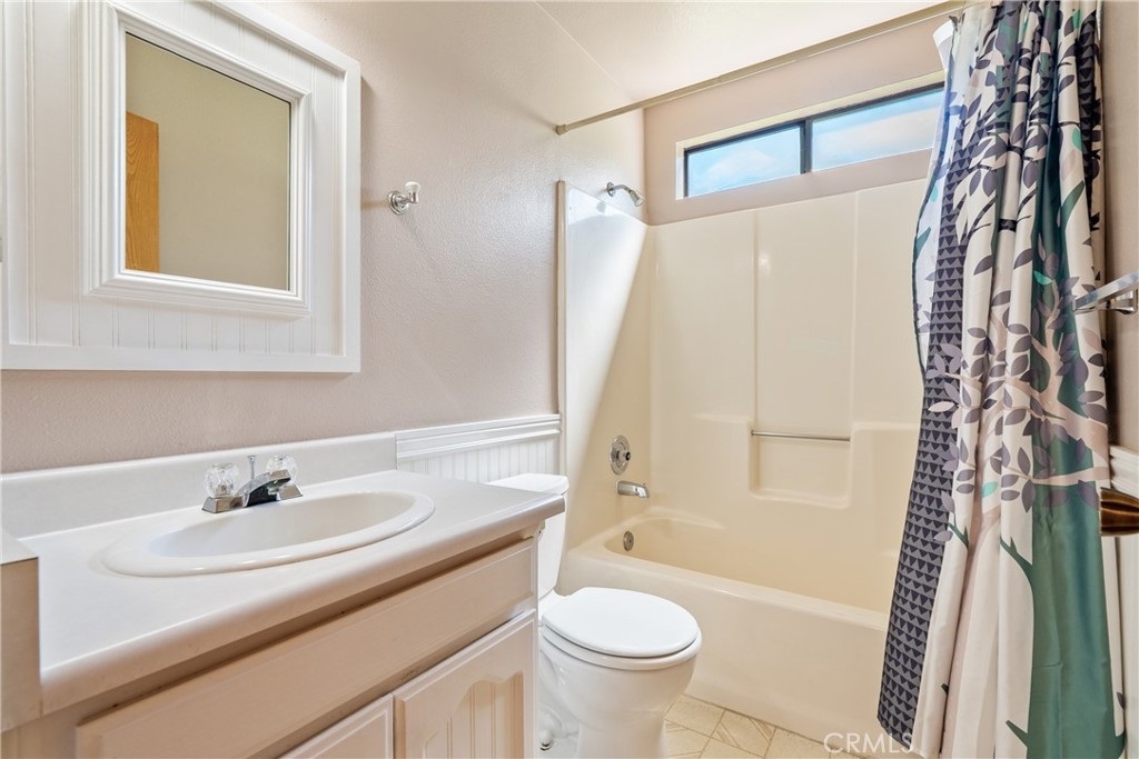 6815 Santa Lucia Road, Unit 5 Atascadero, CA 93422 - Photo 29 of 44 Full bath for the convenience of those in bedrooms 2 and 3, is situated on the second floor.