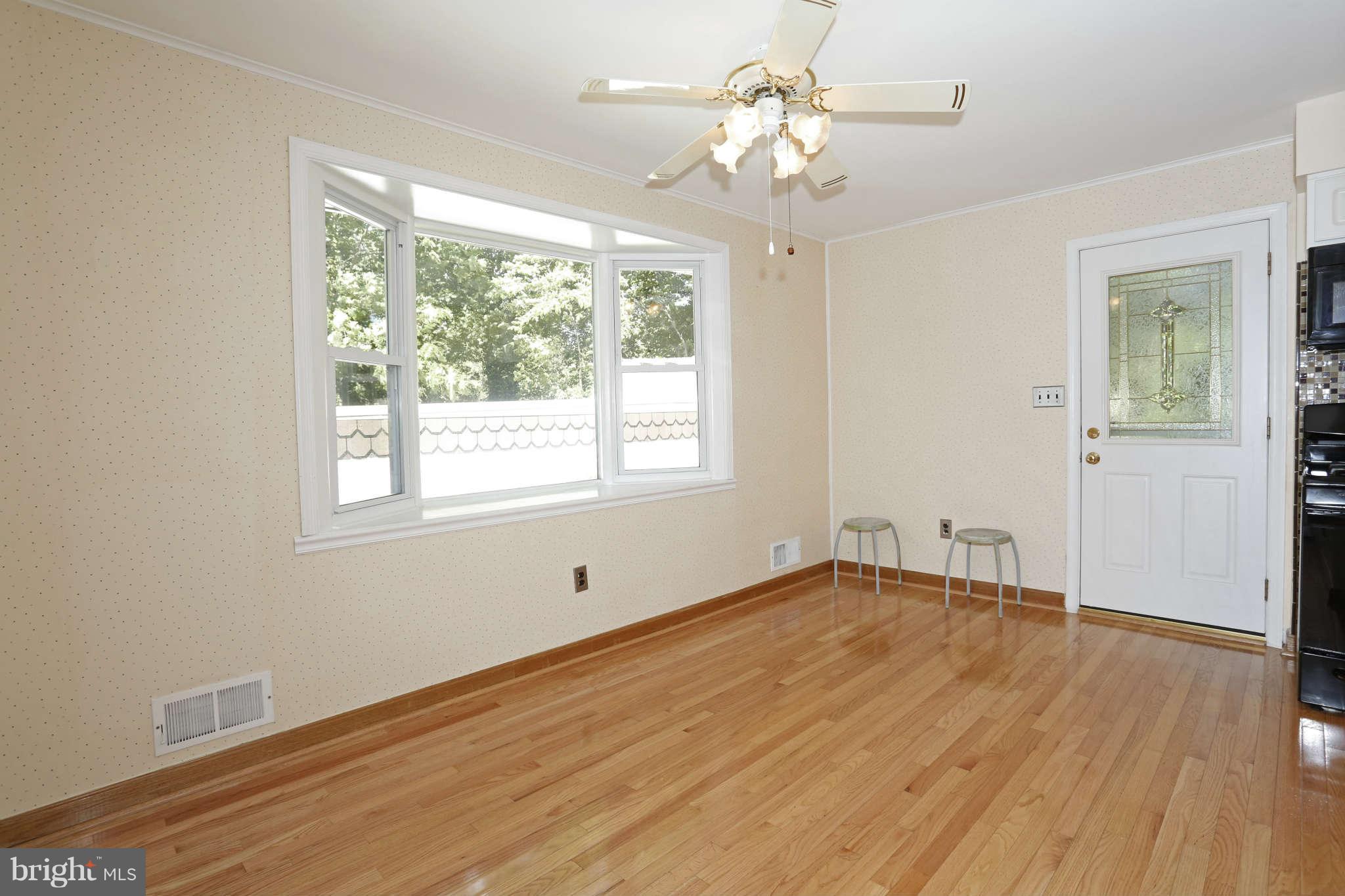 5904 River Road Bethesda, MD 20816 - Photo 12 of 25 Large breakfast room adjacent to kitchen