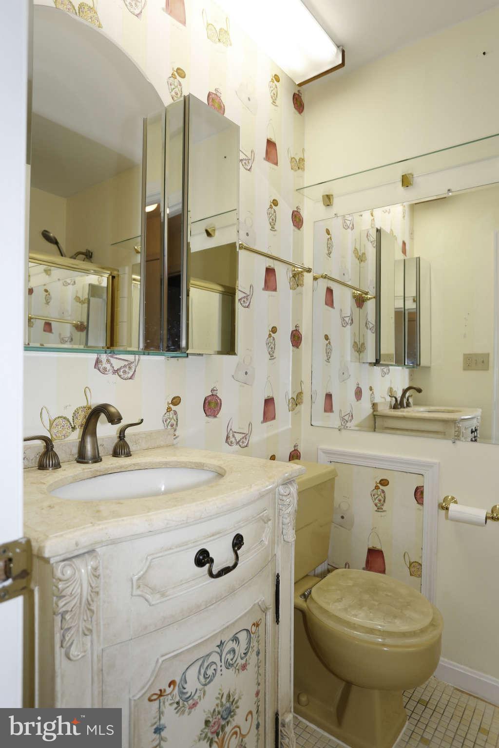 5904 River Road Bethesda, MD 20816 - Photo 17 of 25 Main level hallway full bath with tub (not shown).