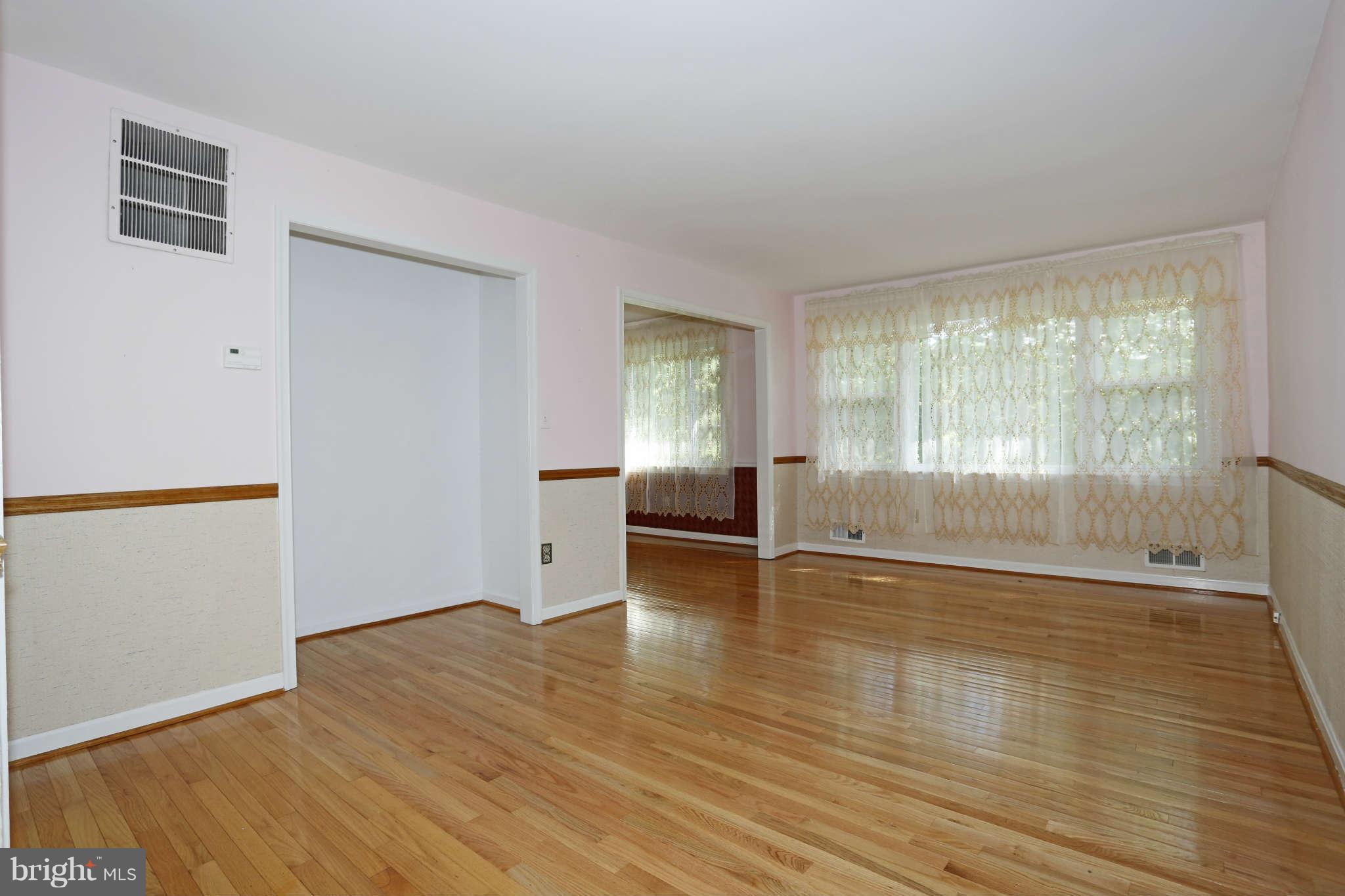 Living Room w/hardwood floor