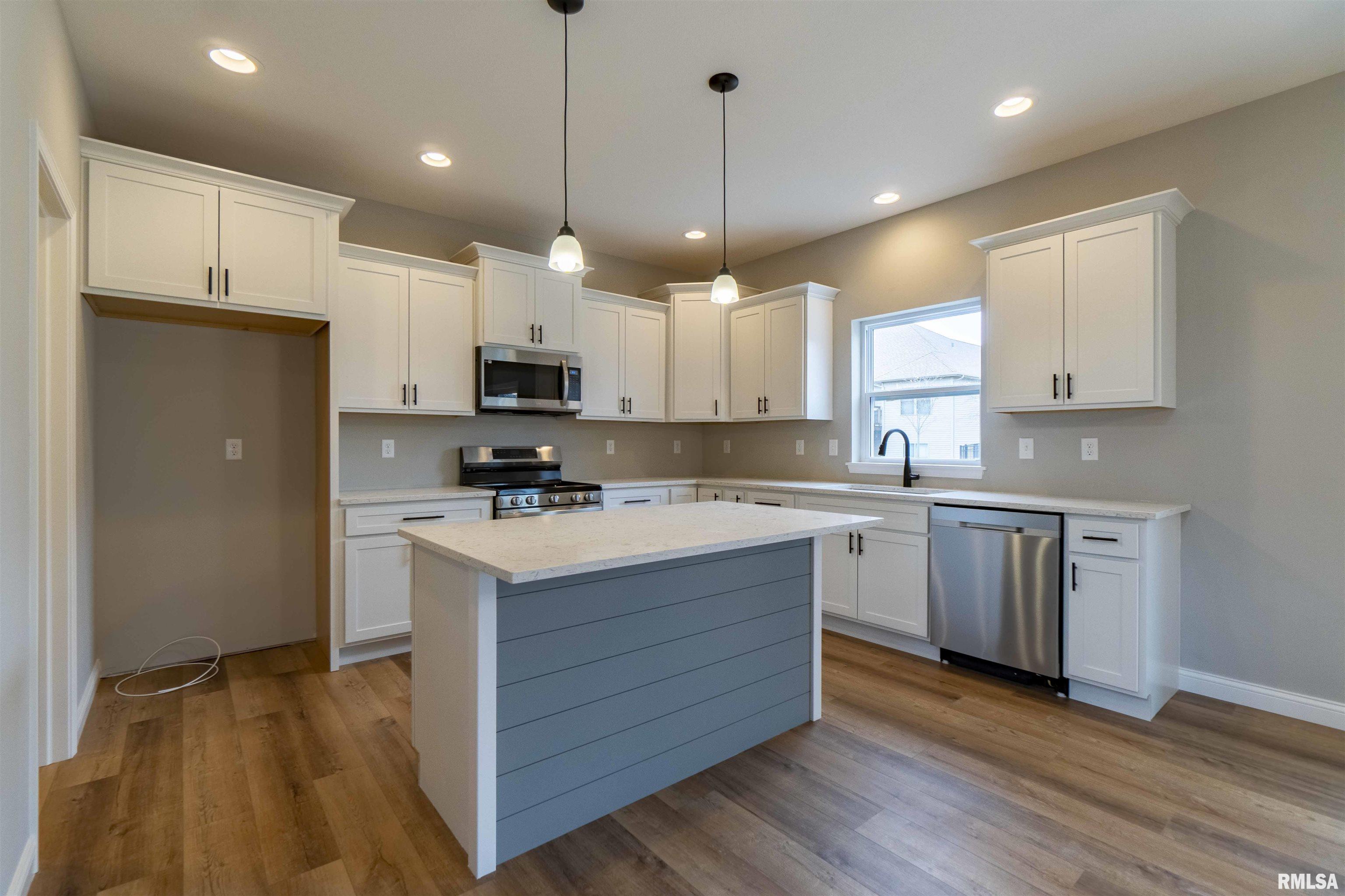102 Samuel Court Washington, IL 61571 - Photo 3 of 40 Gallery Image 3