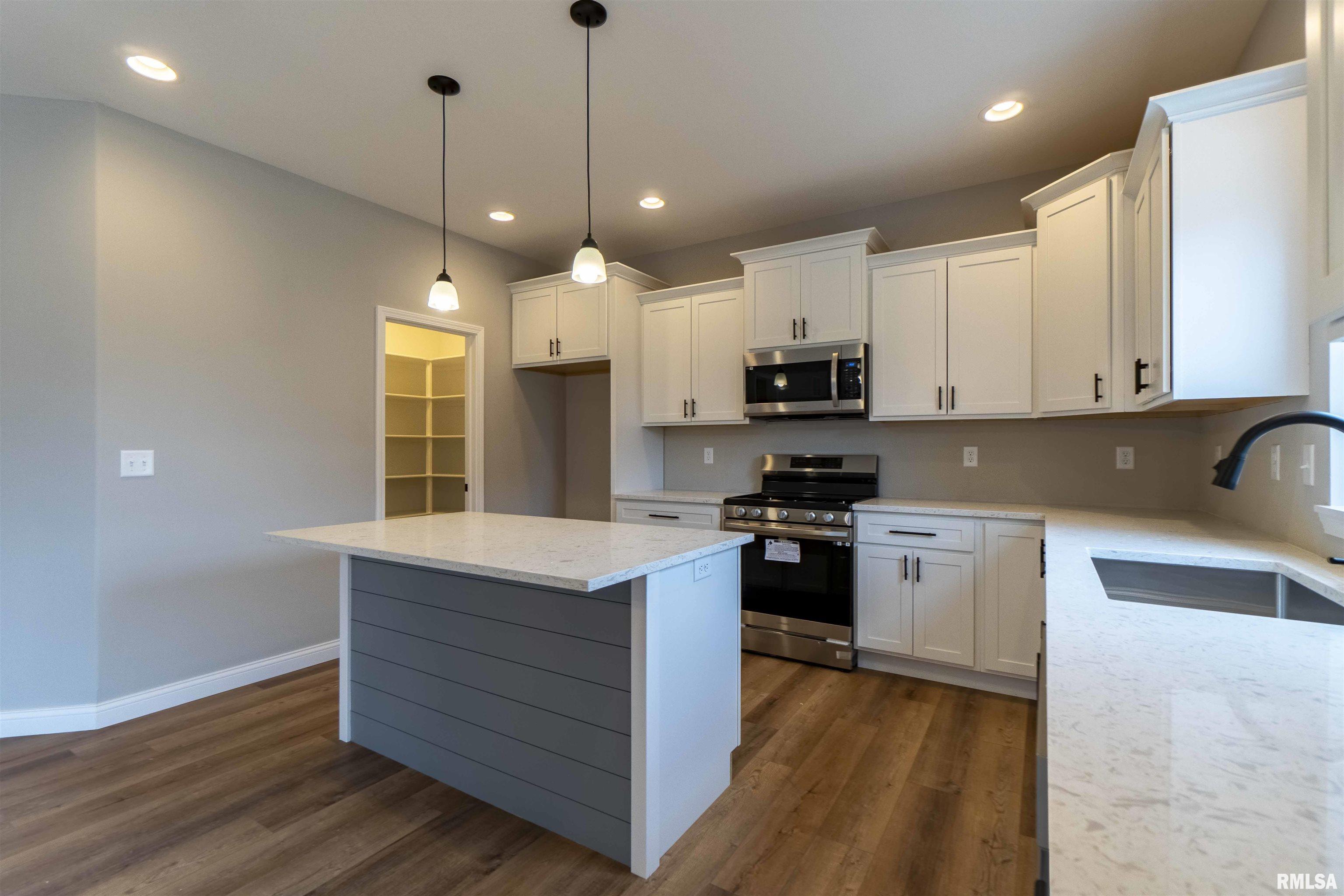 102 Samuel Court Washington, IL 61571 - Photo 4 of 40 Gallery Image 4