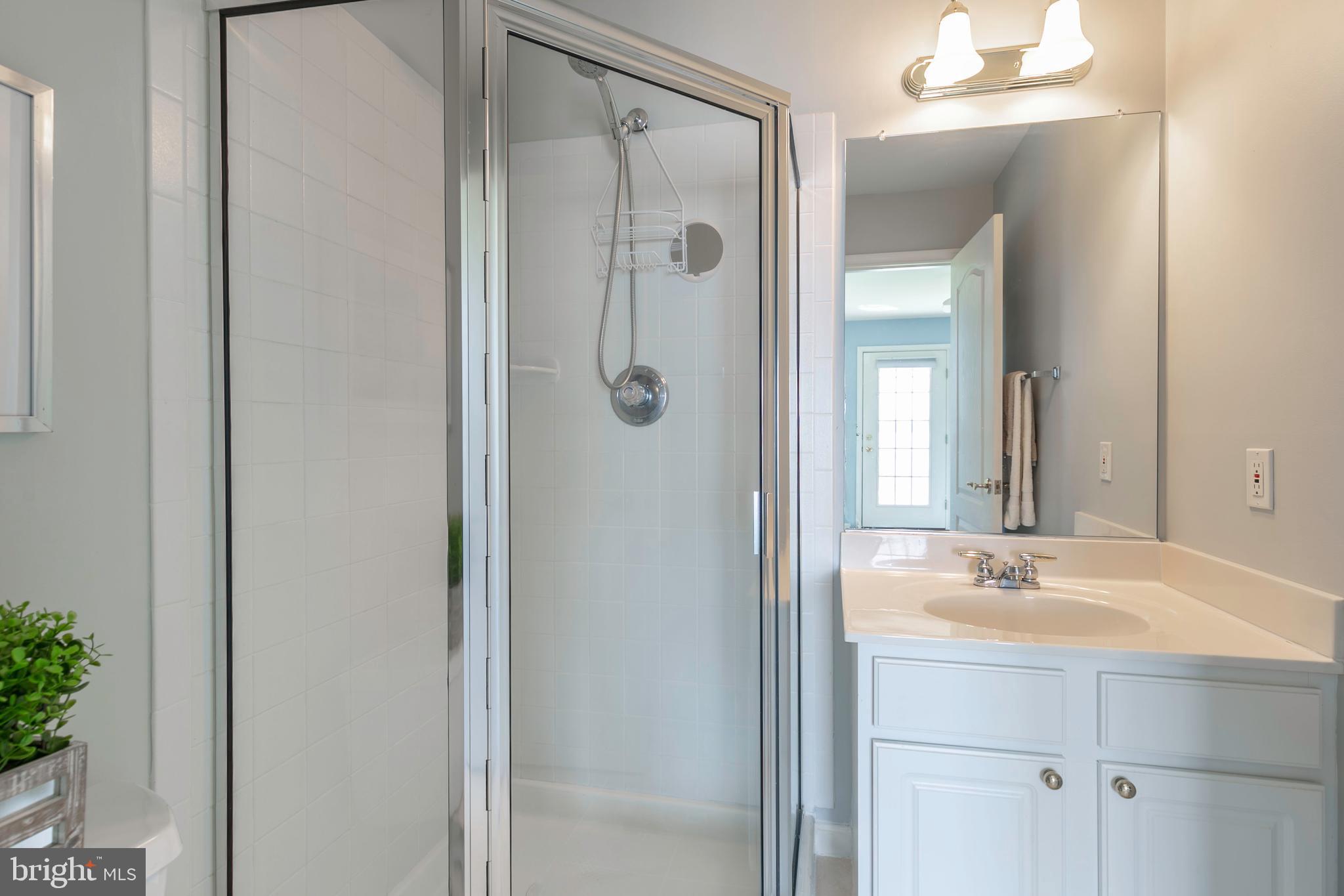 11 Riverview Road Severna Park, MD 21146 - Photo 40 of 61 En-suite bathroom to bedroom