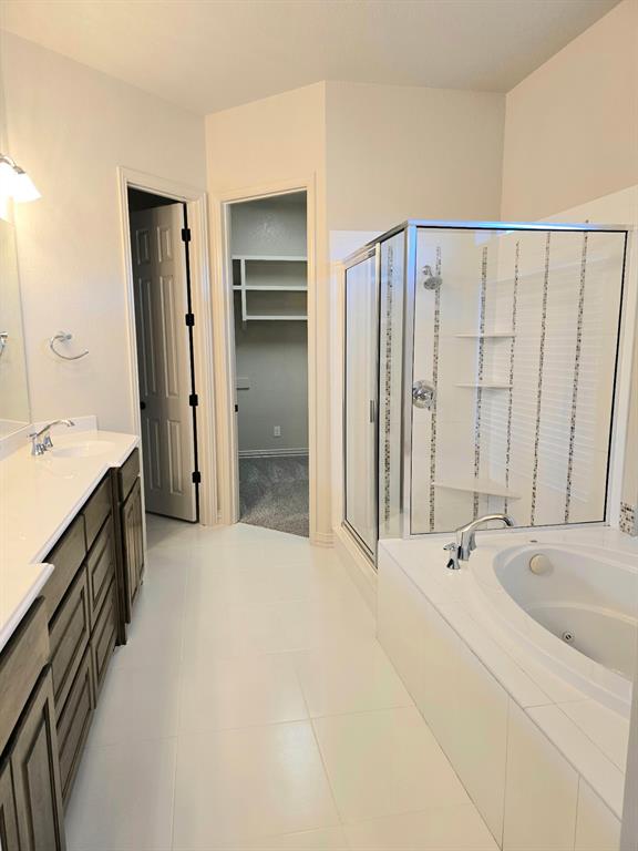 7 Southfork Court Wichita Falls, TX 76310 - Photo 21 of 27 a bathroom with a tub sink and mirror