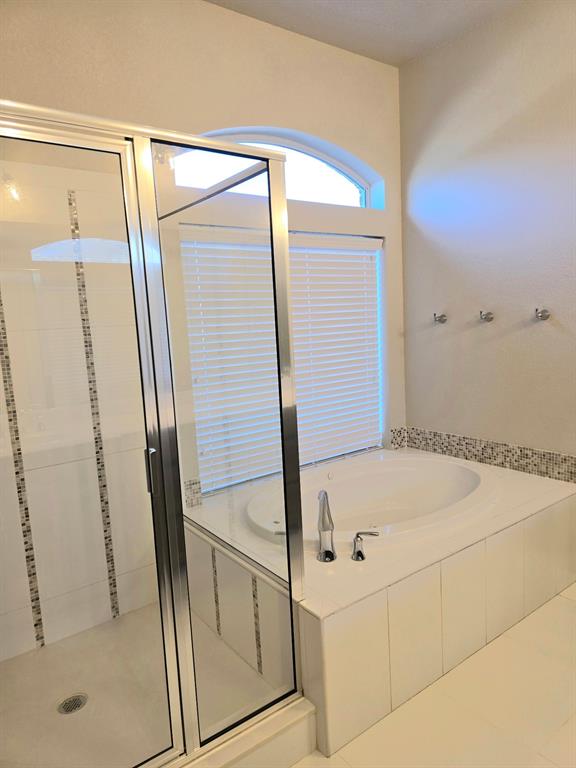 7 Southfork Court Wichita Falls, TX 76310 - Photo 23 of 27 a bathroom with a tub and shower