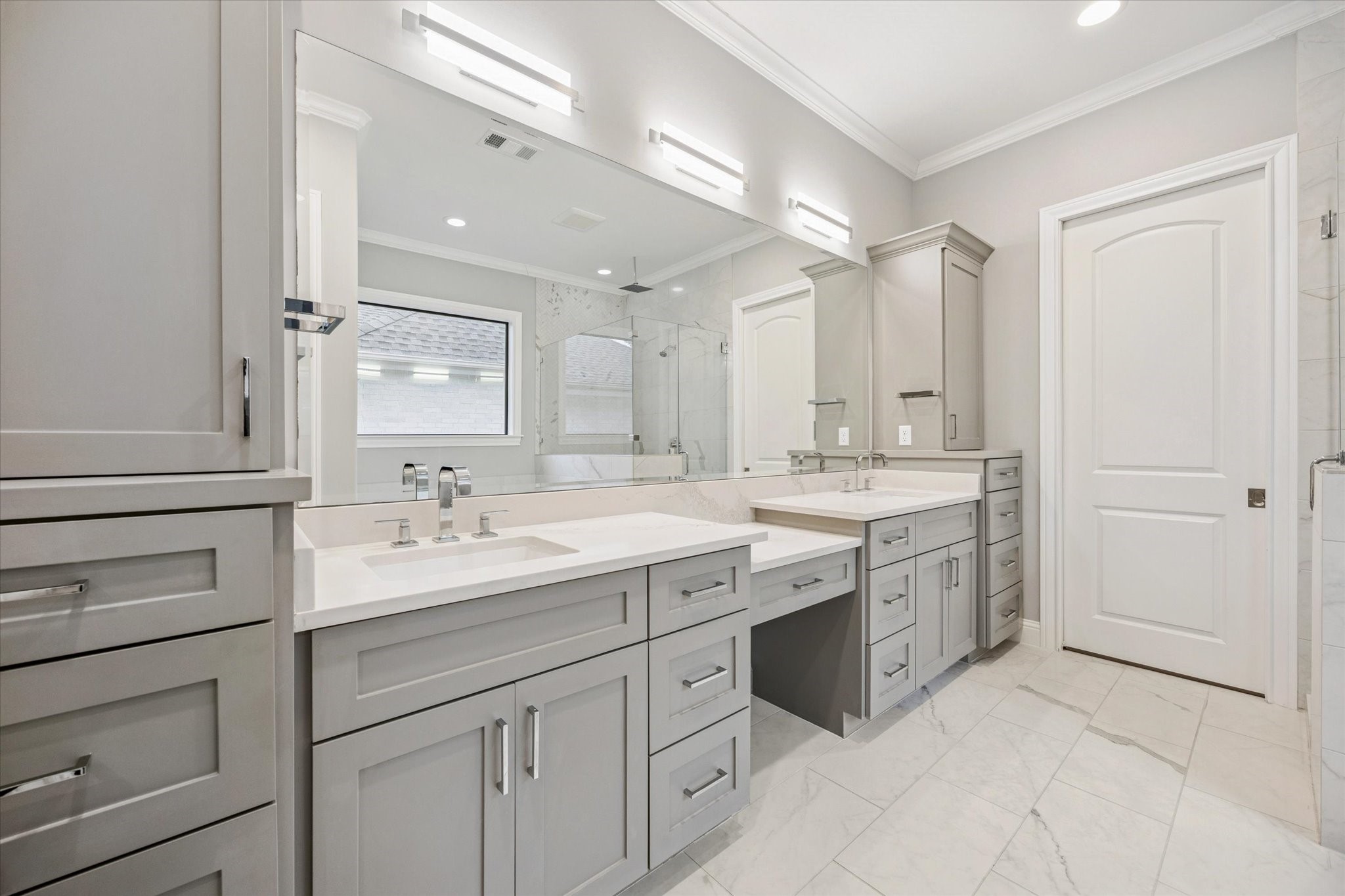 4108 Sunset Boulevard Houston, TX 77005 - Photo 16 of 21 Spacious and luxurious primary bathroom with soaking tub.