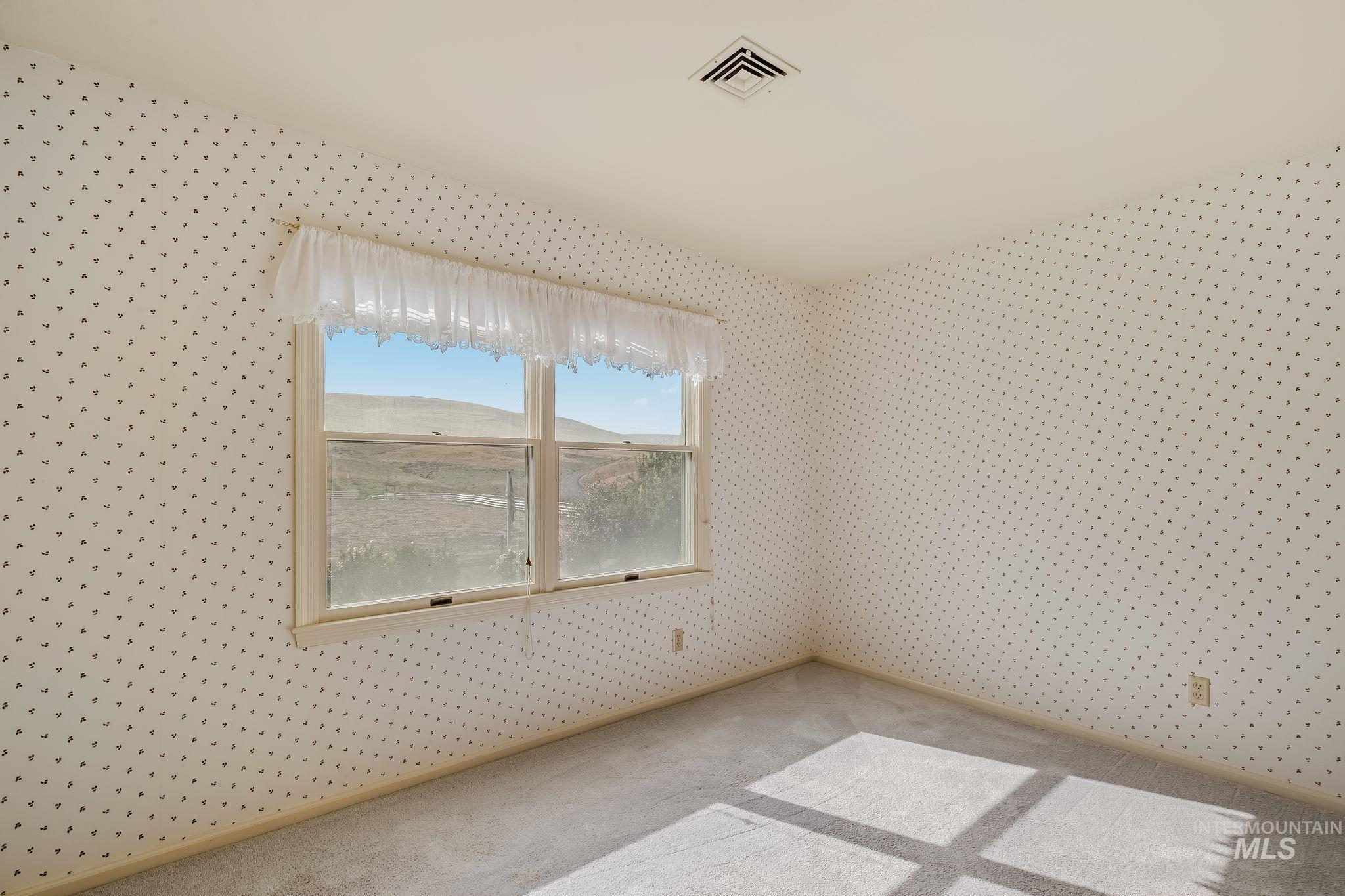 531 Silcott Road Clarkston, WA 99403 - Photo 24 of 43 Wall-to-wall carpeting and neutral patterned wallpaper