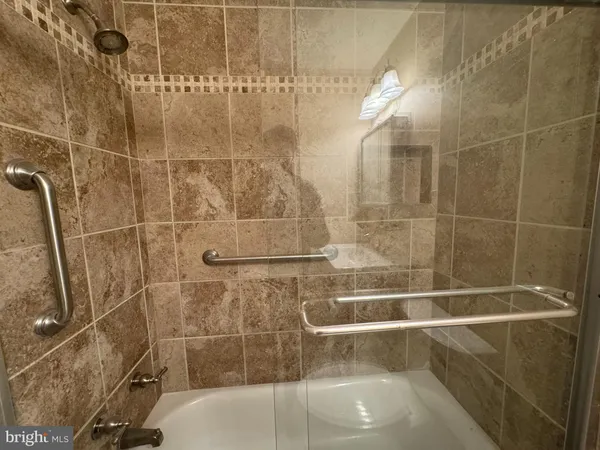 $2,050 | 214 Locust Street Southeast, Unit 118, Vienna, VA 22180