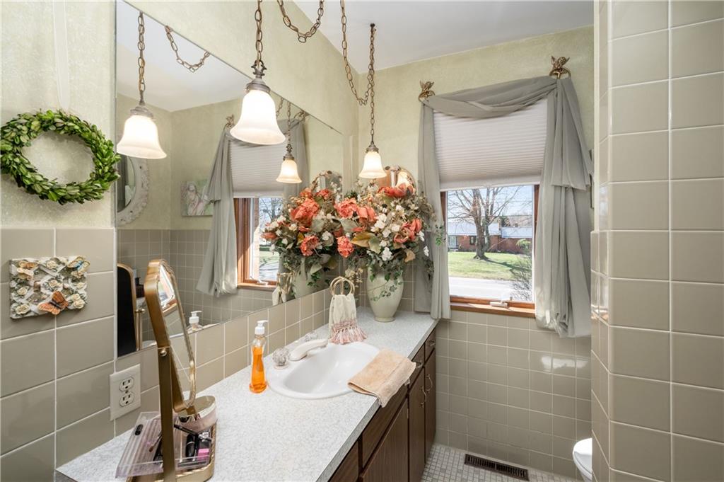 1695 Highland Road Sharon, PA 16146 - Photo 23 of 48 Gallery Image 23