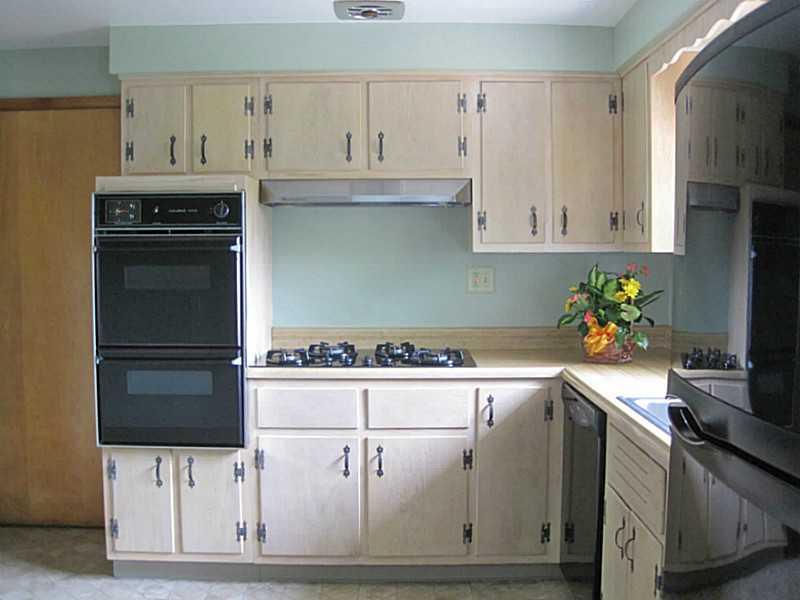 151 Leslie Road Monroeville, PA 15146 - Photo 8 of 18 Kitchen.