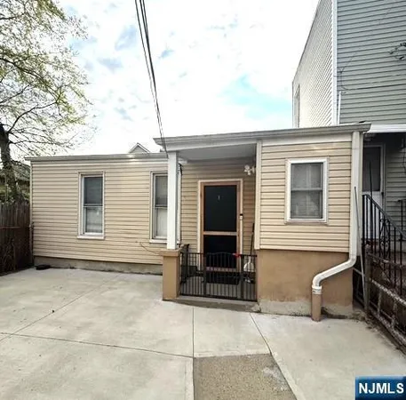 $1,500 | 321 John Street, Unit REAR, Harrison, NJ 07029