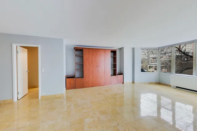 $175,000 | 525 West Hawthorne Place, Unit 206, Chicago, IL 60657