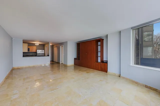 $175,000 | 525 West Hawthorne Place, Unit 206, Chicago, IL 60657