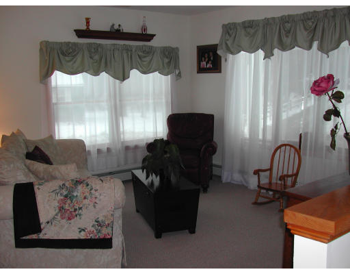 14 Charlotte Road Ipswich, MA 01938 - Photo 3 of 10 a living room with furniture and a potted plant