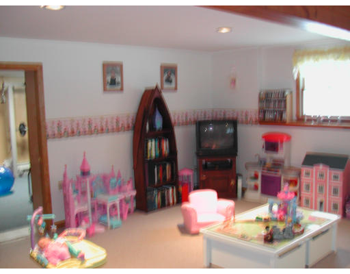 14 Charlotte Road Ipswich, MA 01938 - Photo 8 of 10 a living room with furniture and a table