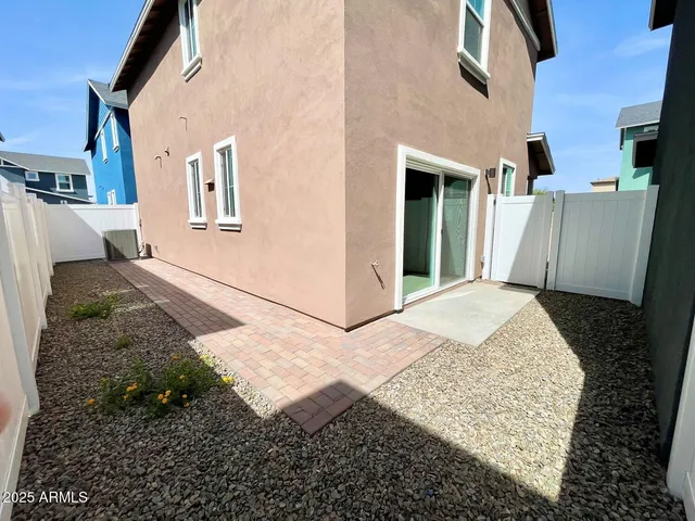 a view of a house with backyard
