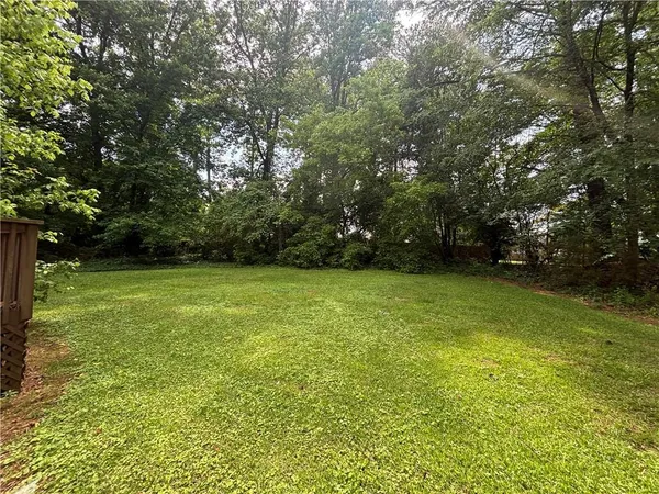 a view of yard with green space