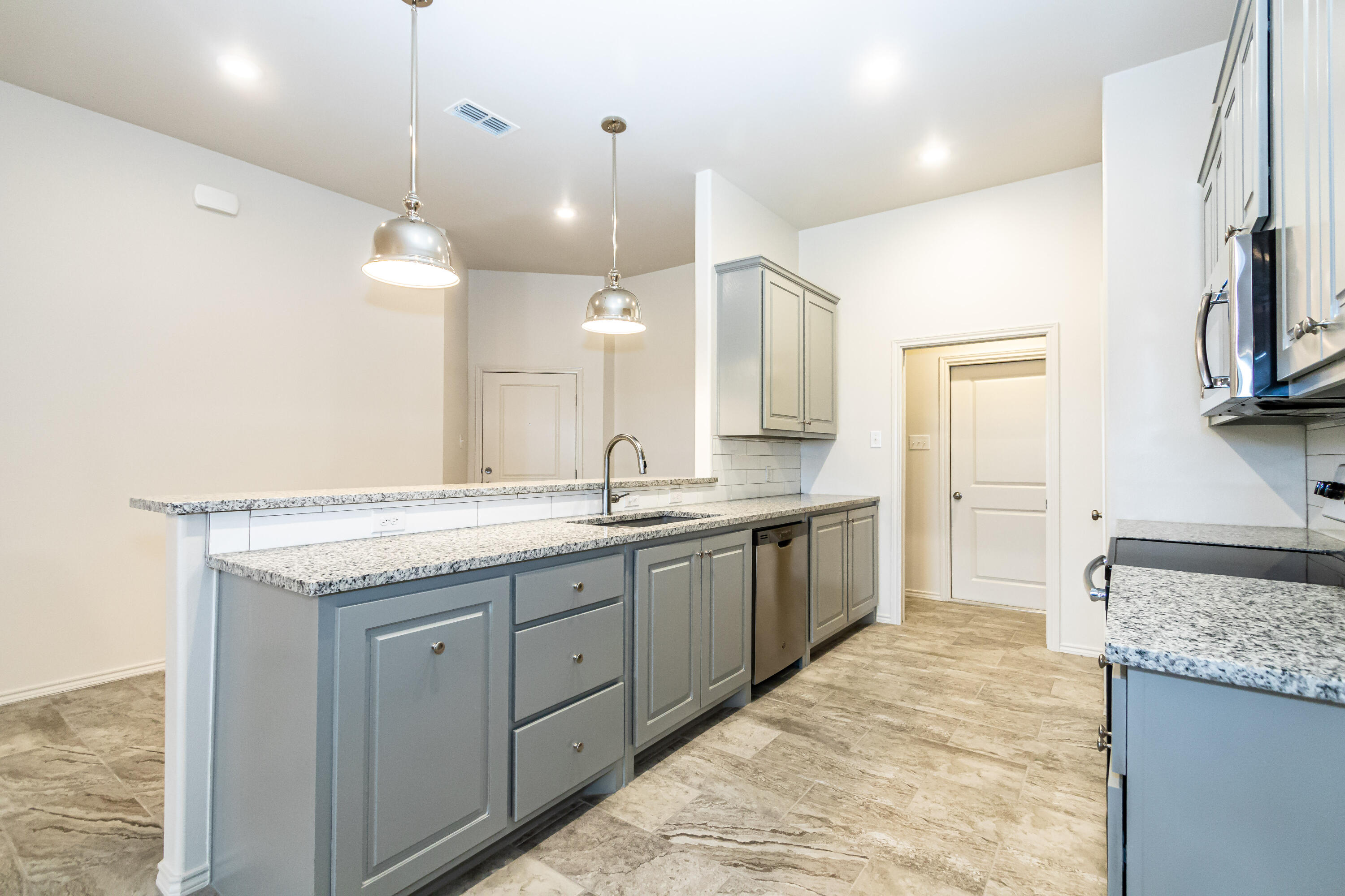 11907 Evanston Avenue Lubbock, TX 79424 - Photo 6 of 27 11907 Evanston-23