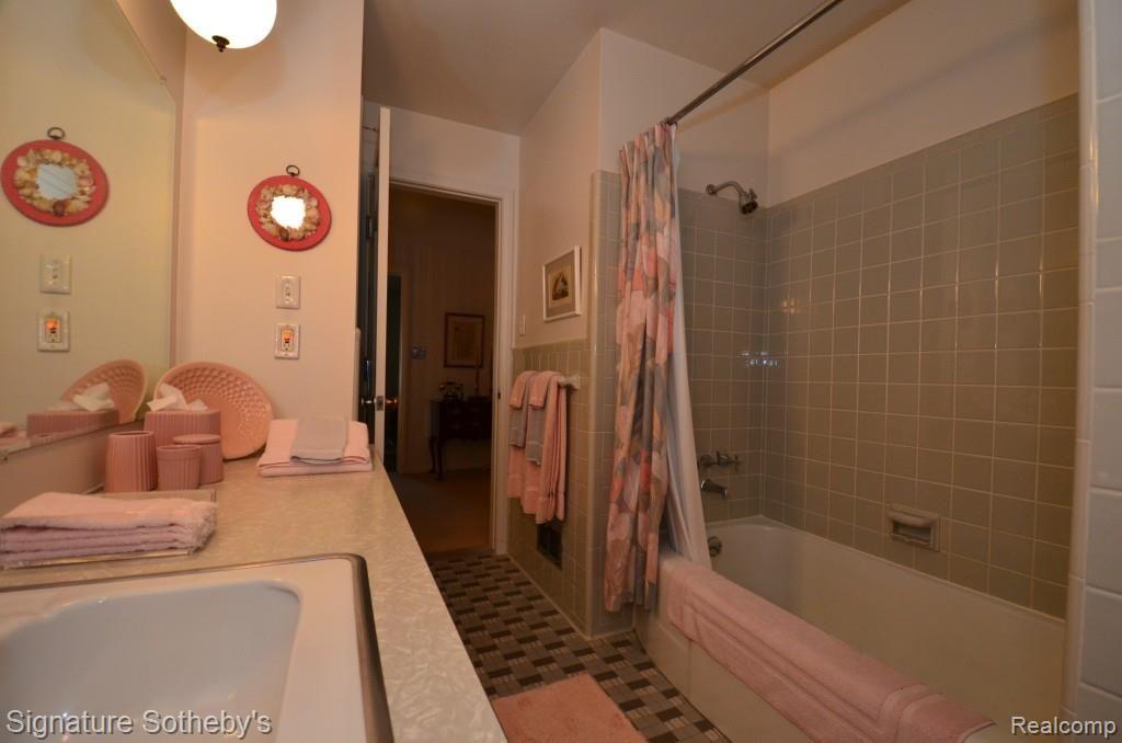 709 Tottenham Road Birmingham, MI 48009 - Photo 10 of 28 Full Hall Bath