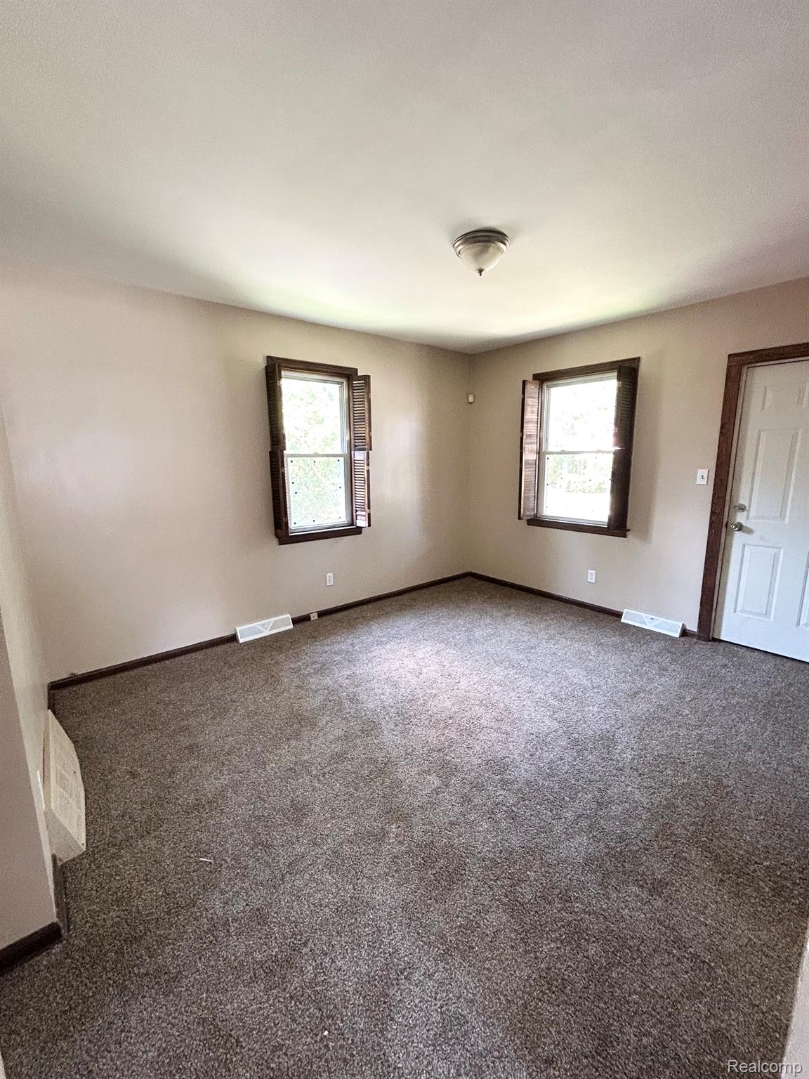 2414 Thom Street Flint, MI 48506 - Photo 5 of 8 IMG_2711.jpeg