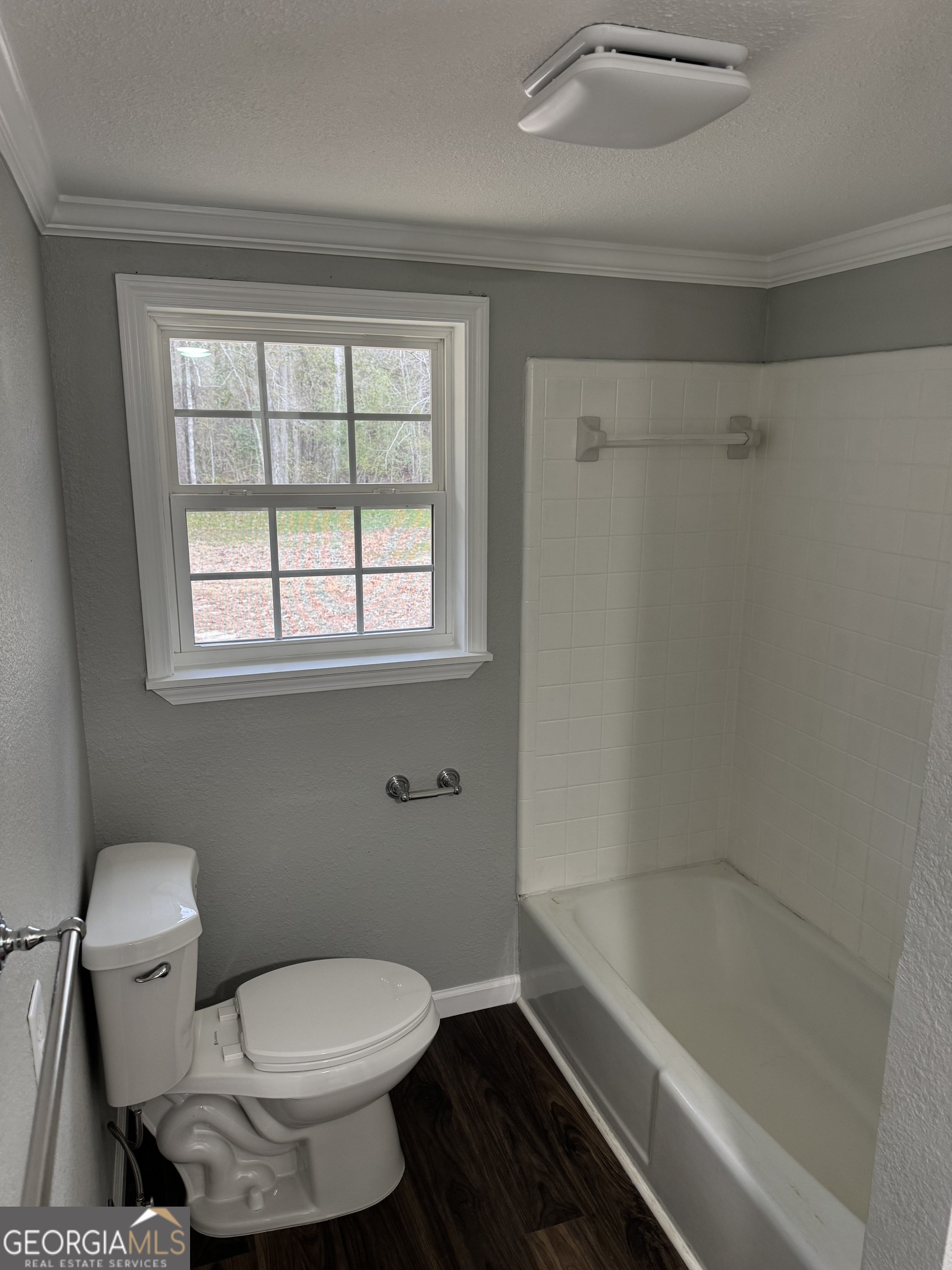 228 Hobbins Drive Dublin, GA 31021 - Photo 6 of 17 a bathroom with a toilet and a bathtub