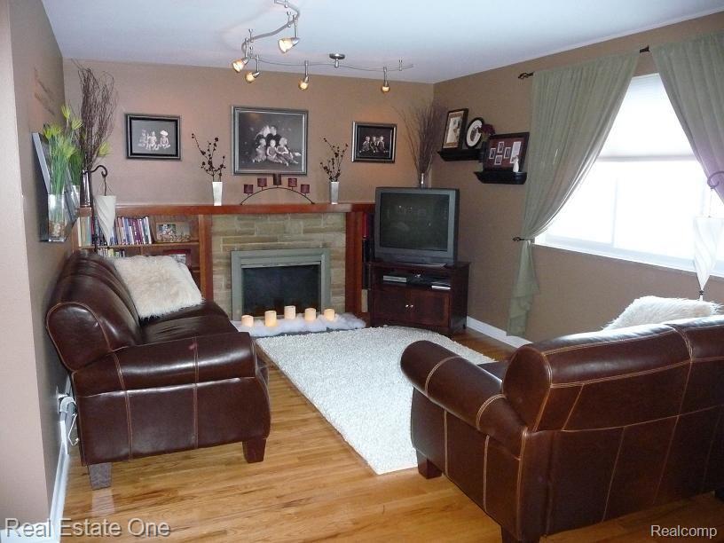 123 South Alice Avenue Rochester, MI 48307 - Photo 3 of 11 FAMILY ROOM