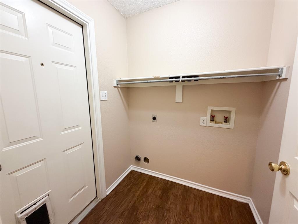1000 Short Line Boulevard Midlothian, TX 76065 - Photo 16 of 23 a close up of a wall