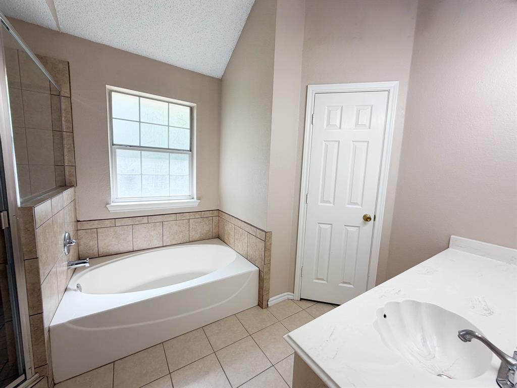 1000 Short Line Boulevard Midlothian, TX 76065 - Photo 18 of 23 a spacious bathroom with bathtub and shower
