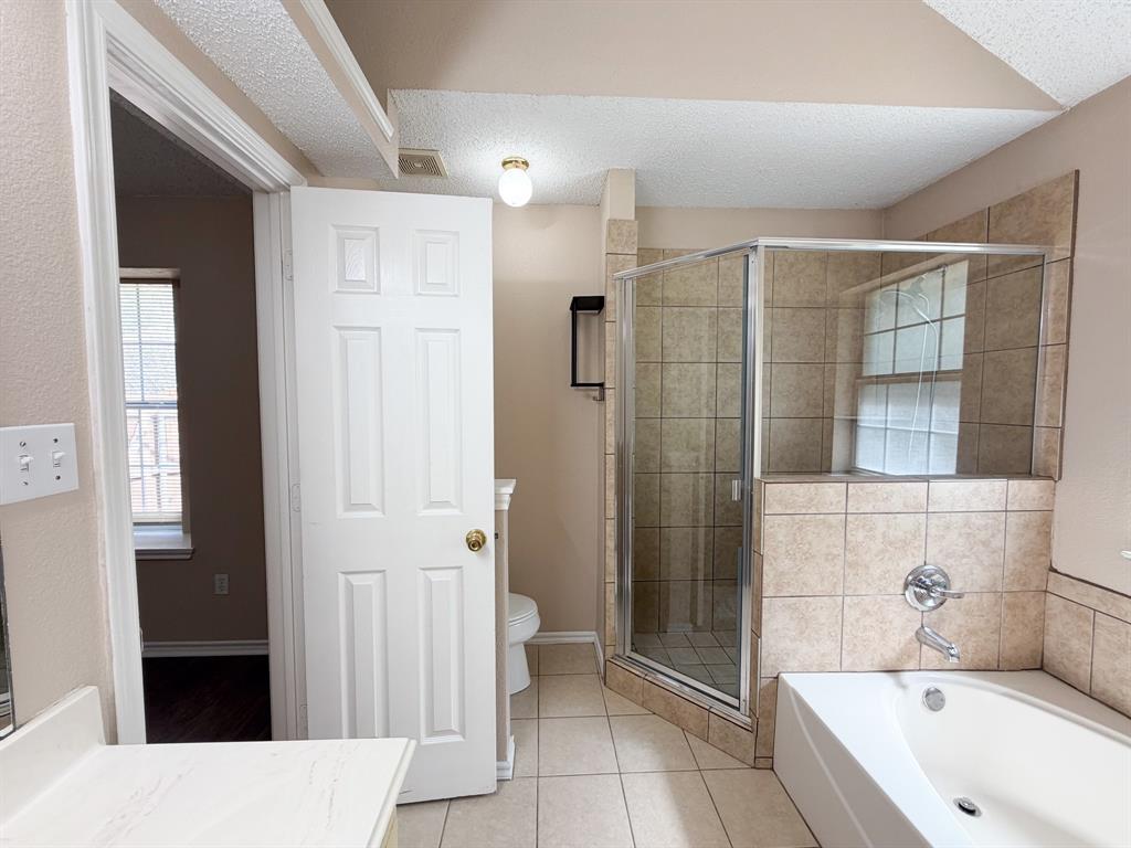 1000 Short Line Boulevard Midlothian, TX 76065 - Photo 19 of 23 a bathroom with a bathtub and shower