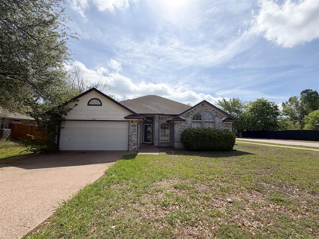 1000 Short Line Boulevard Midlothian, TX 76065 - Photo 2 of 23 a front view of house with yard and car parked