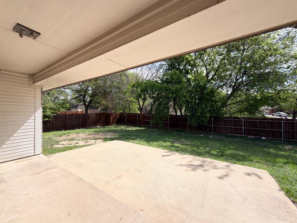 1000 Short Line Boulevard Midlothian, TX 76065 - Photo 22 of 23 a view of a backyard with potted plants