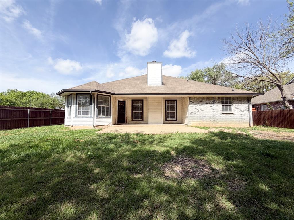 1000 Short Line Boulevard Midlothian, TX 76065 - Photo 23 of 23 a front view of a house with a garden