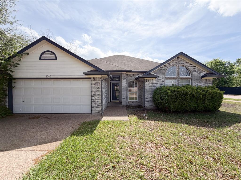 1000 Short Line Boulevard Midlothian, TX 76065 - Photo 3 of 23 a house view with a garden space