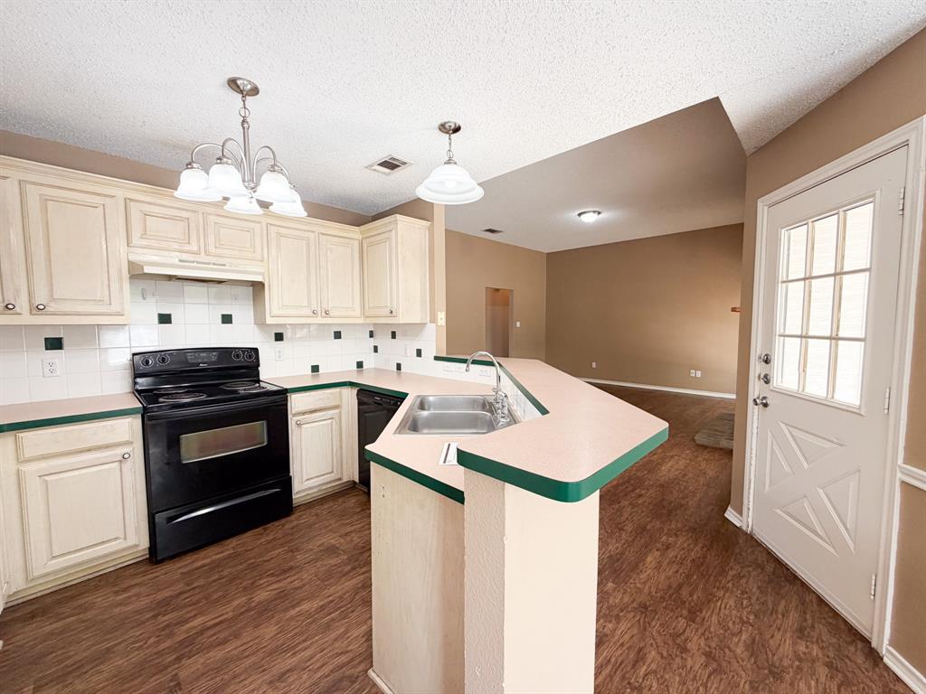 1000 Short Line Boulevard Midlothian, TX 76065 - Photo 8 of 23 a kitchen with a stove a sink and a refrigerator