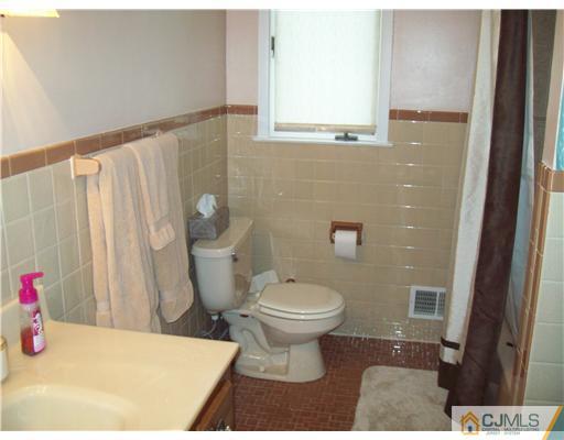 38 Jeffery Road Colonia, NJ 07067 - Photo 12 of 24 Gallery Image 12