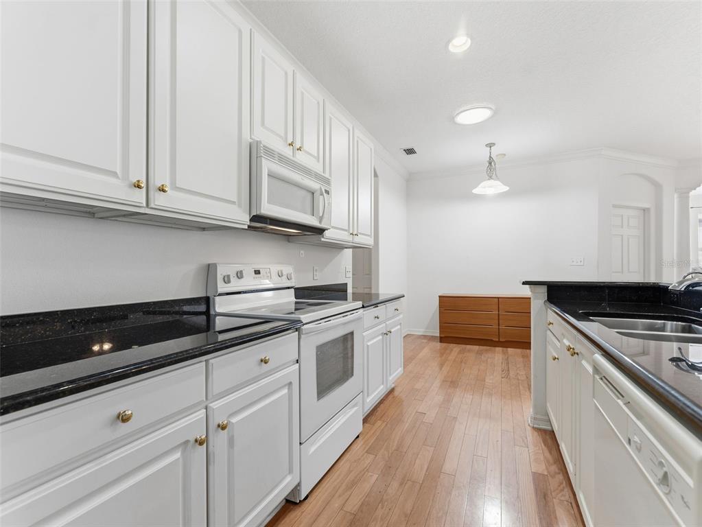 8045 Brien Green Way Temple Terrace, FL 33637 - Photo 7 of 24