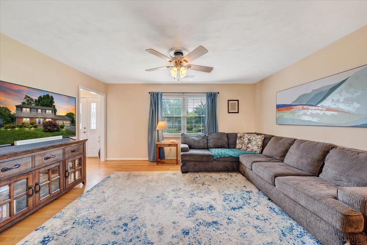 6420 Ridgeview Drive Roanoke, VA 24019 - Photo 6 of 38 08-MIB09458